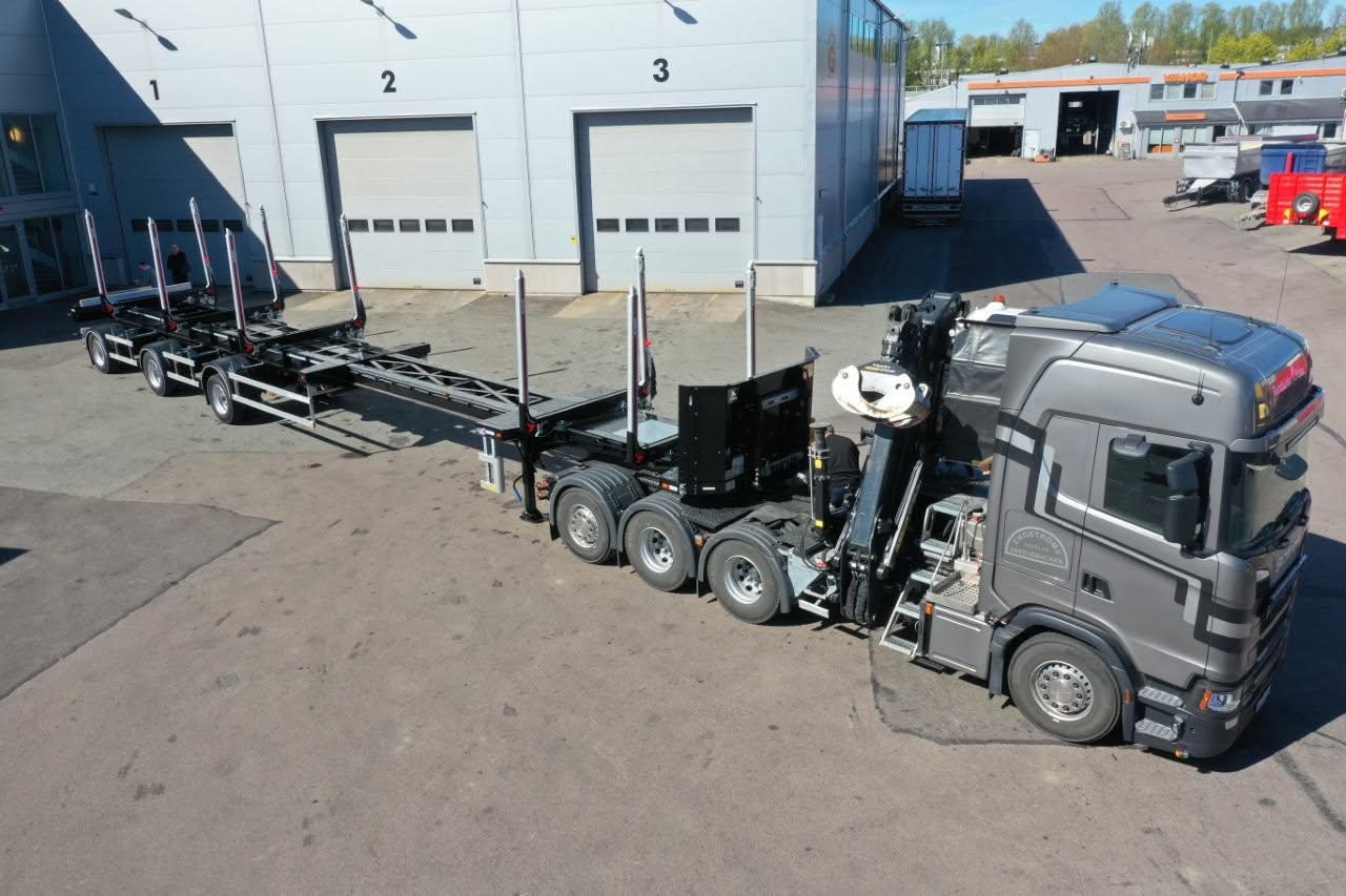 Scania med kran och utdragbart ekipage fullt utdraget på gården