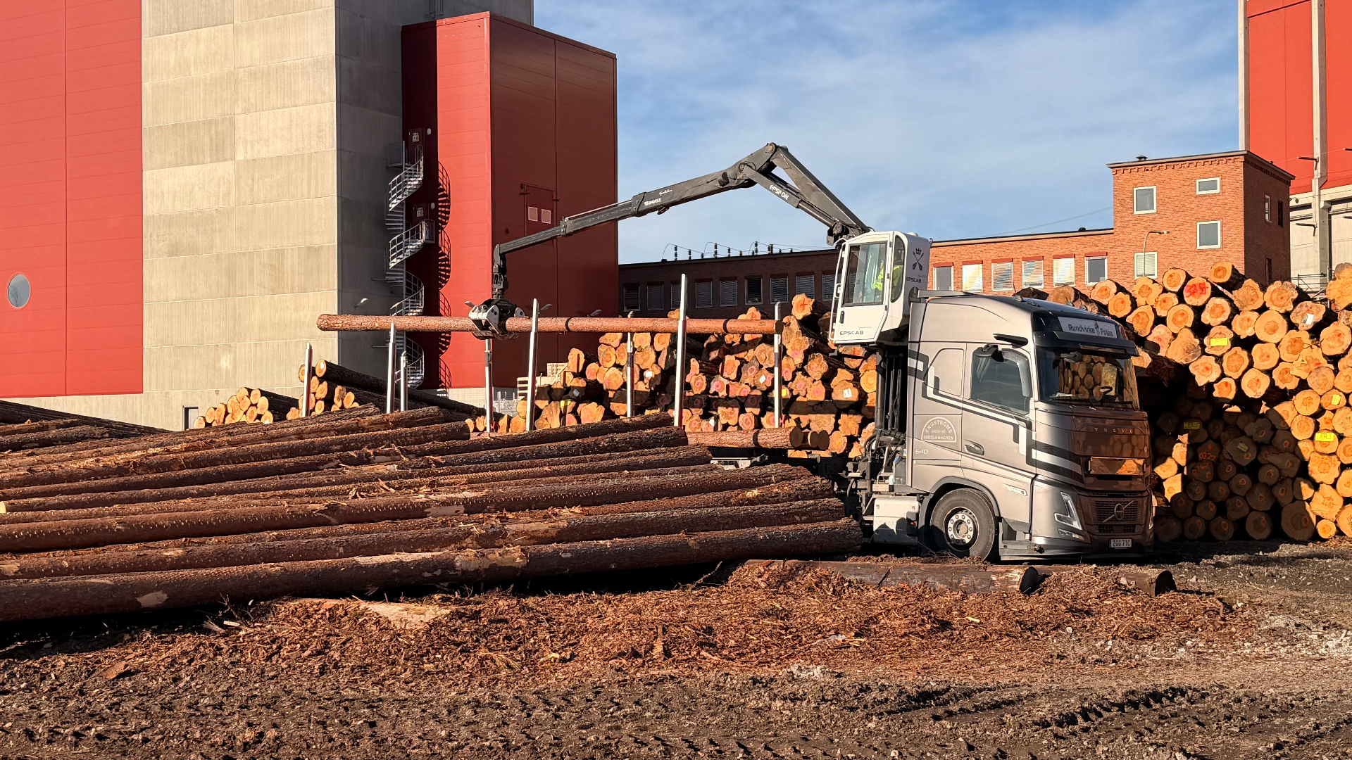 Volvo timmerbil med kran