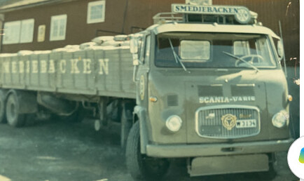 Grön Scania-Vabis vid verkstaden i Smedjebacken