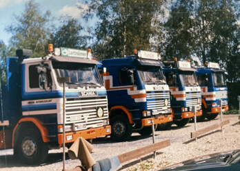 Blå Scania-ekipage uppställda på rad