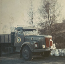 Äldre Scania-Vabis med flak